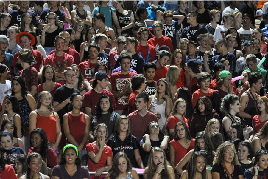 Students show their spirit at Pumas football game.