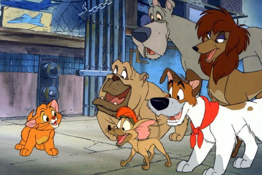 Orphaned kitten Oliver (voiced by Joey Lawrence) stands alongside his gang of canine accomplices. That this is the most interesting frame with the fuller titular cast speaks volumes (Disney).  