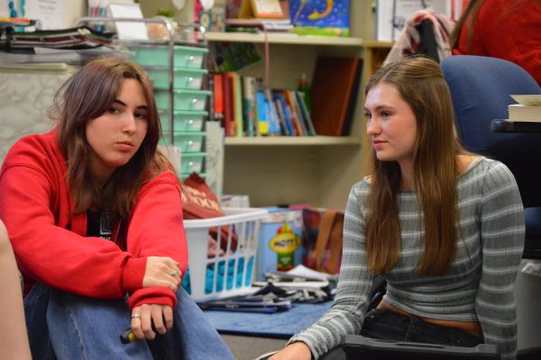 The club presidents sophomores Addisen Duncan and Aubrey Miller share their
presentation on Dec. 11. At the end of the presentation, all of the book club
members talked about their book recomedations for their next reading activity.